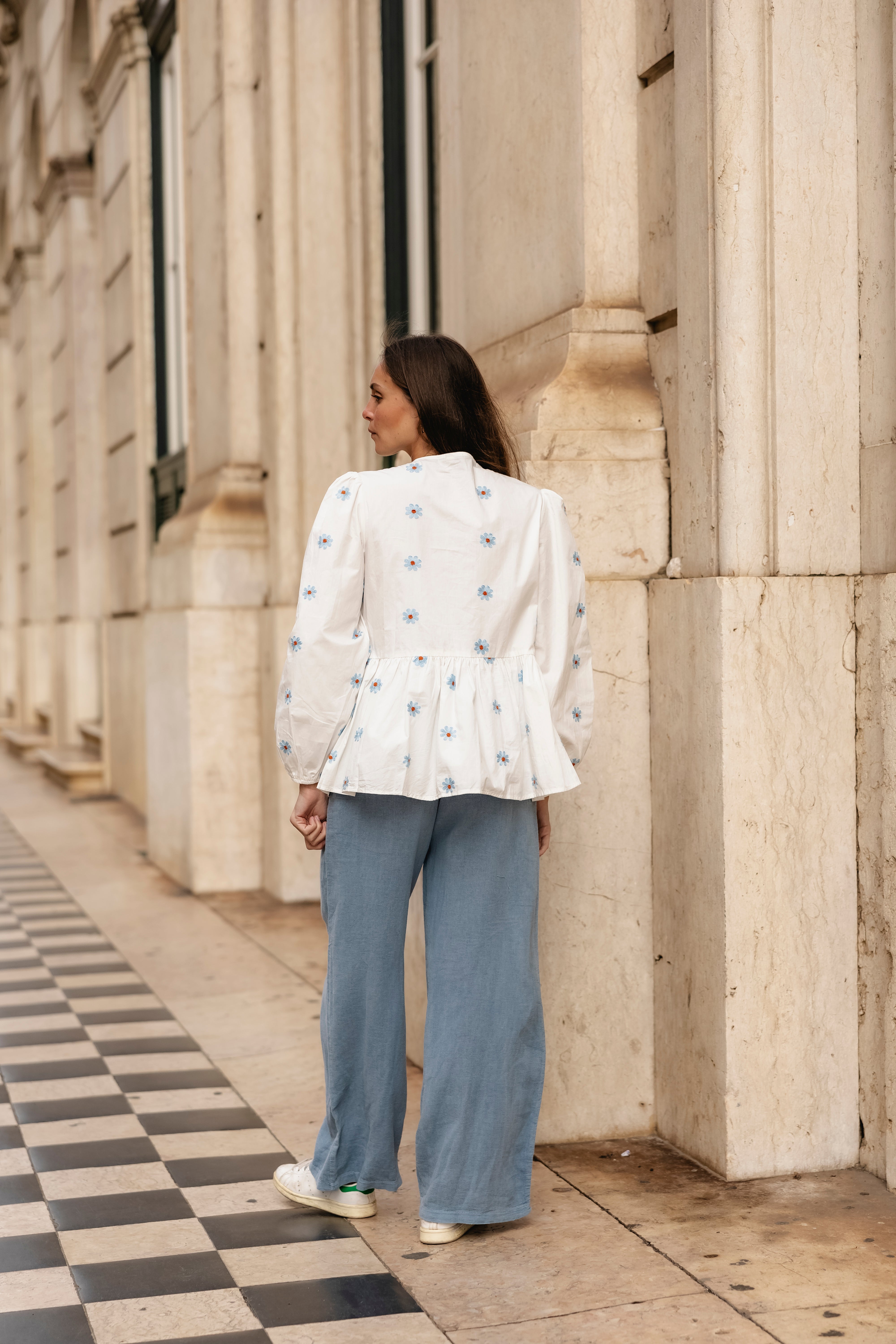 BLOUSE WITH DAISY BLUE FLOWERS