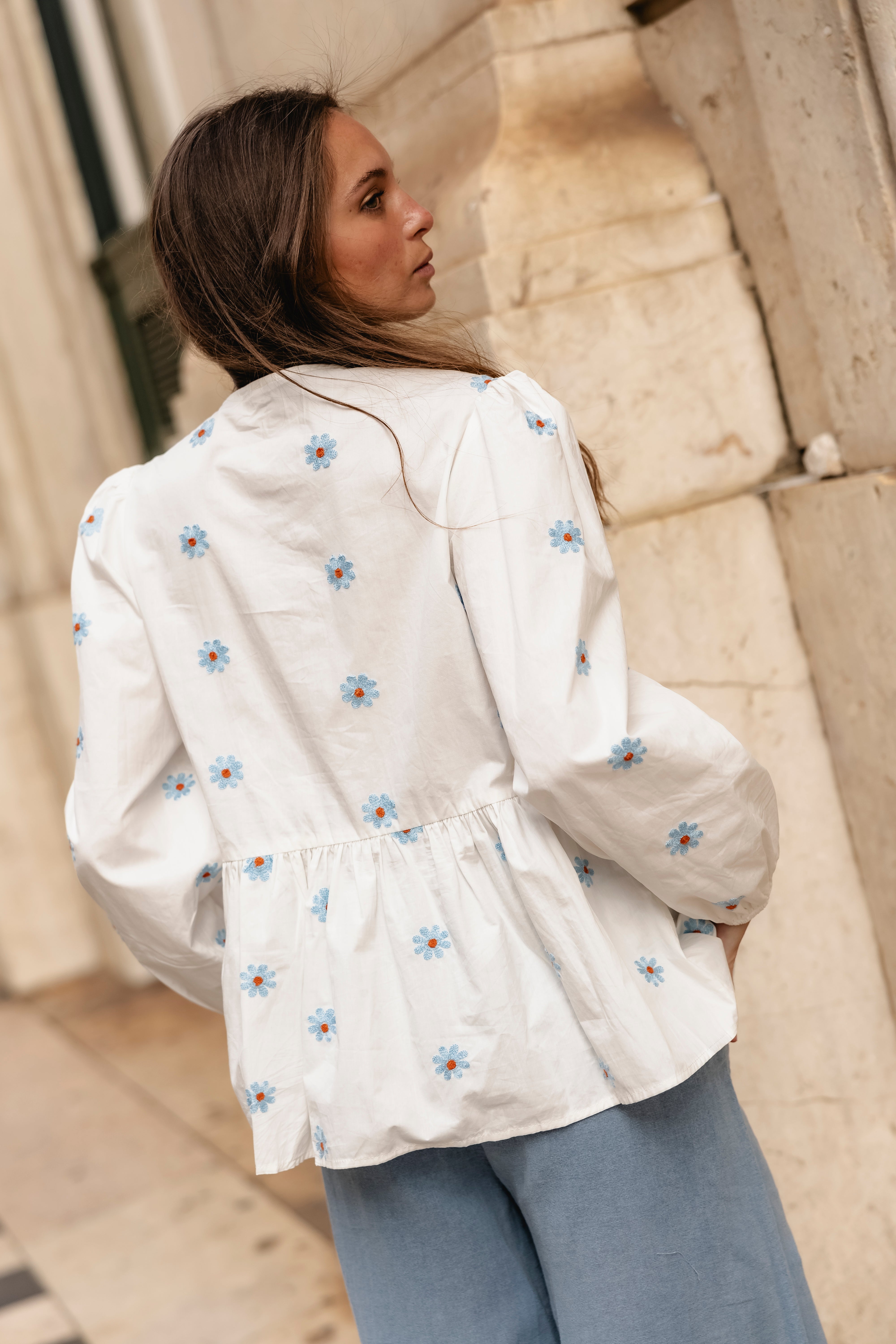 BLOUSE WITH DAISY BLUE FLOWERS